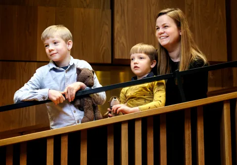 Marja-Liisa Öberg och hennes två söner, inne i konsertsalen på Malmö Live Konserthus