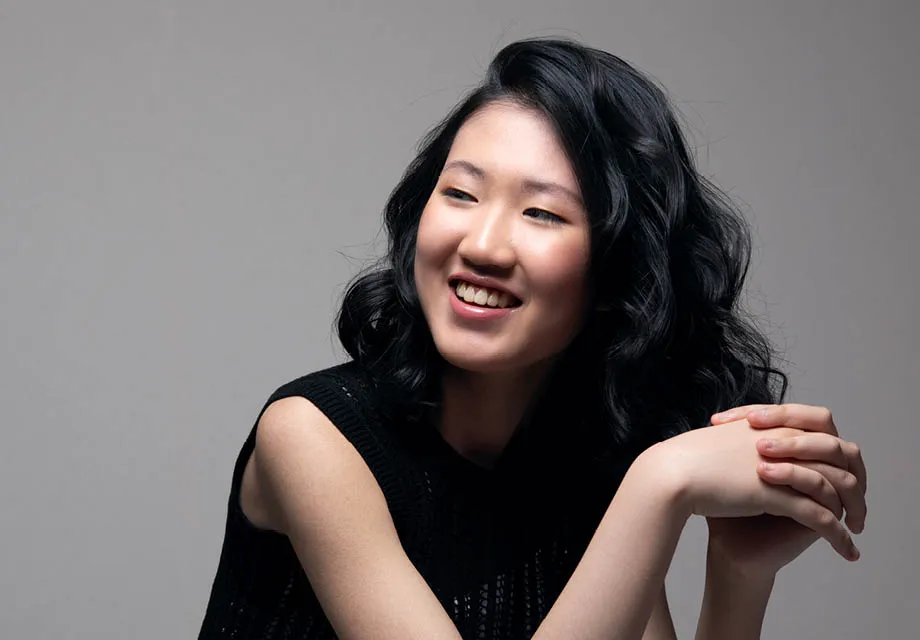 Person som ler och tittar bort