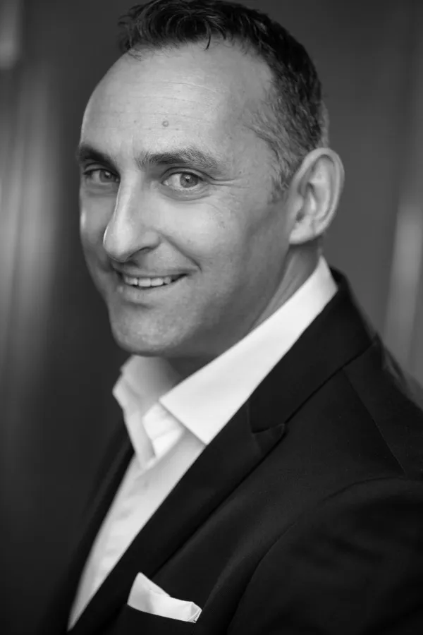 Matthew Ford i bild framför en mörkgrå bakgrund 