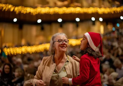 Mormor på julens Nallekonsert med barnbarn