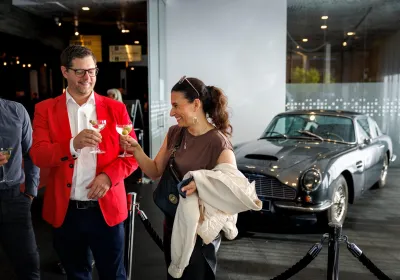 Publik mingel vid Aston Martin bilen i foajen