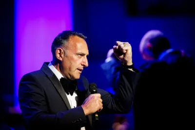 Sångare på scen i eventet Älskade Spion