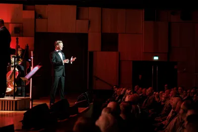 Johan Glans på scen Sångare på scen i eventet Älskade Spion