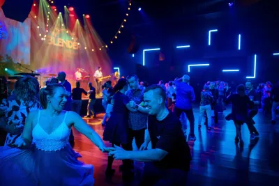 Dansande par som dansar på Dansbandsnatten