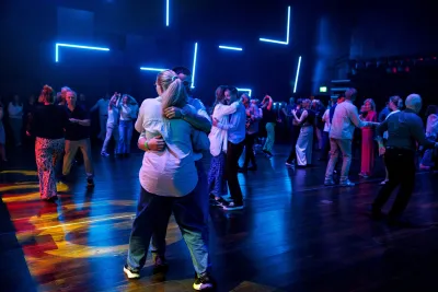 Dansande par som dansar på Dansbandsnatten