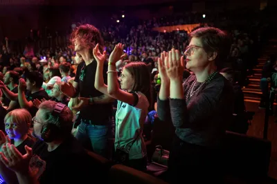 Publiken klappar till bandet Smash into peaces