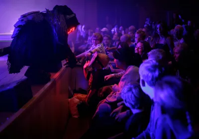 Barn nära scenen interagerar med bandet smash into peaces
