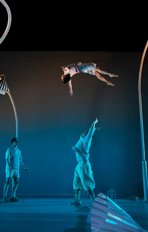 MOLN spelas på Malmö Live och skildrar en akrobatisk diktvärld med Jonathan Johansson