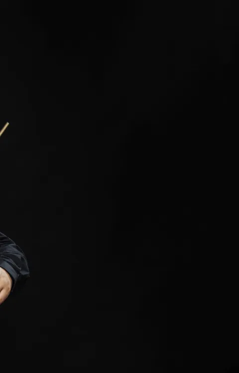 Bild på Aivis Greters, dirigent i konserten Runt Östersjön med Sibelius & Vasks med Malmö SymfoniOrkester, jubileumssäsongen 2024–25