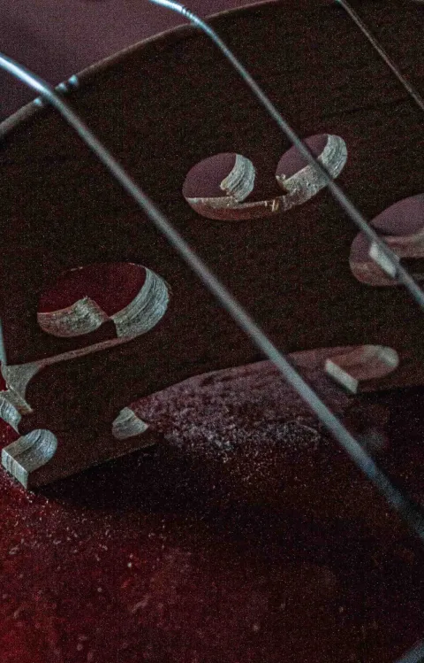 Dekorativ evenemangsbild till Paus: Morgonkonsert // Violin & viola. Bilden föreställer en violin i närbild.