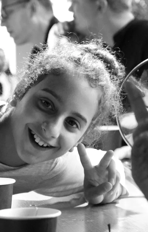 Bilden föreställer glada barn som fikar, dekorativ eventbild till evenemanget Kulturskolan på Kanalscenen