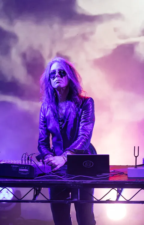 William Basinski på scen omgiven av färger och rök