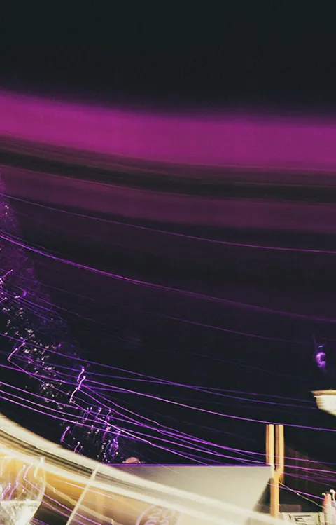 William Basinski med solglasögon och rosa ljuseffekter