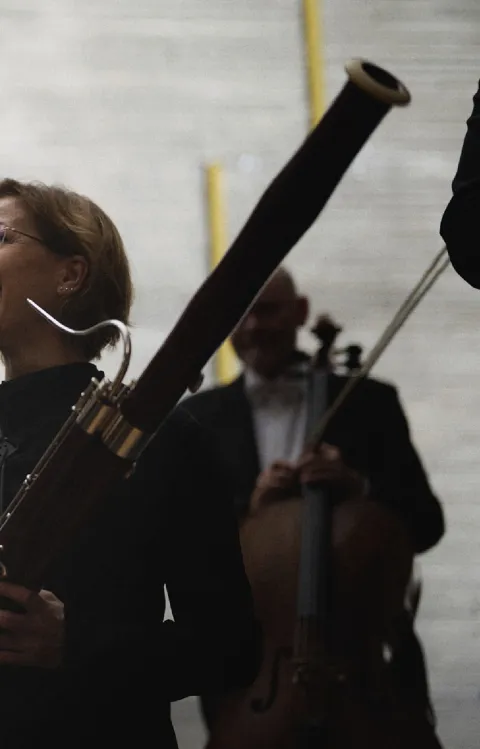 Musiker i Malmö Lives foajé med sina instrument