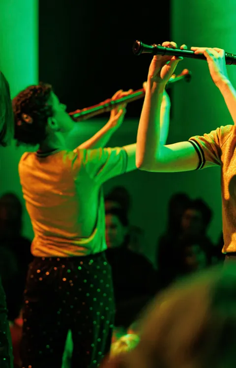 Woodpeckers spelar blockflöjter på scen