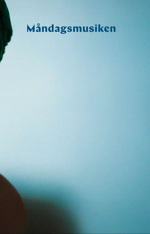 Miriam Aïda i i grön huvudbonad, gröna örhängen och reflektion av profil i spegel. Texten Måndagsmusiken