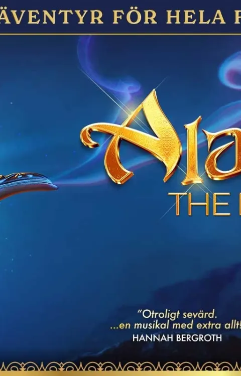 Oljelampa mot stjärnklar natt. Text: Ett musikaläventyr för hela familjen. Aladdin the Musical av Dröse Norberg. Citat: Otroligt sevärd musikal med extra allt. Sceneri, kostym, musik och ljud - wow!! Uppe på det leveransen av alla stjärnor på scenen.