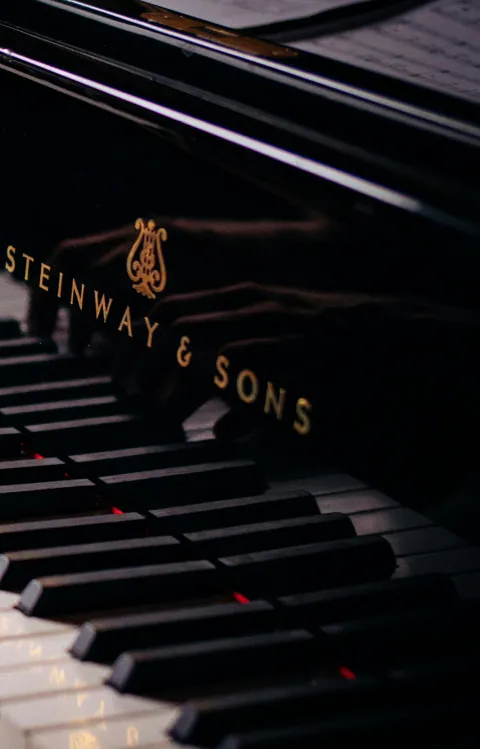 Fingrar som spelar på piano