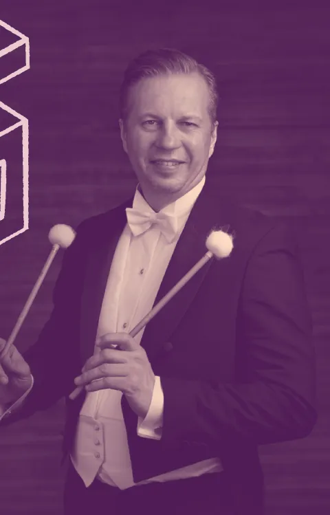 Slagverkare Bo Håkansson med cymbaler i händerna samt Patrick Raab med pukstockar i händerna mot dekorativ illustrerad bakgrund.