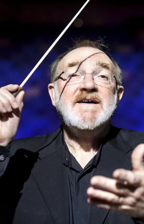 Martyn Brabbins med dirigentpinne