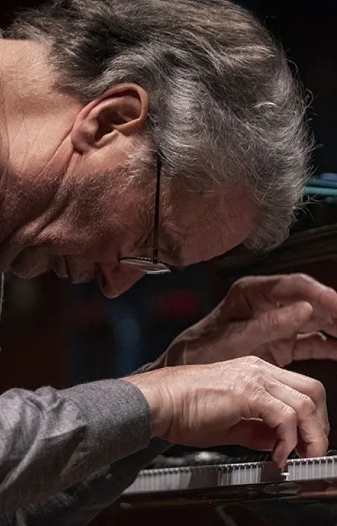 Bobo Stenson vid sitt piano.