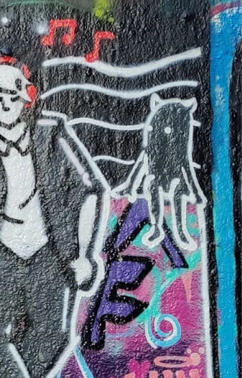 Artist framför grafittivägg