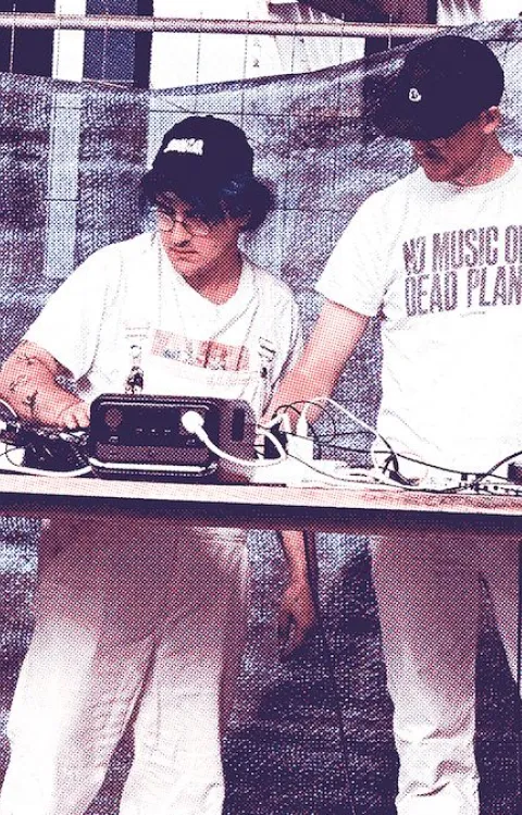 DJs vid sitt bord.