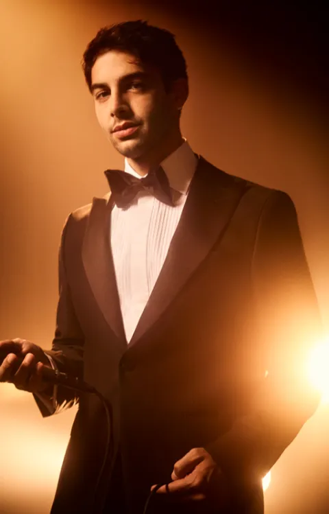 En bild på Darin i svart kostym