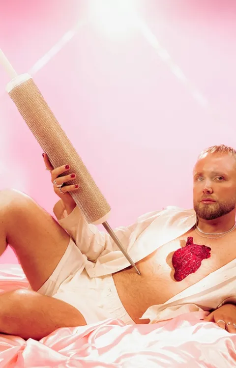 Edvin ligger ner och håller i en stor spruta