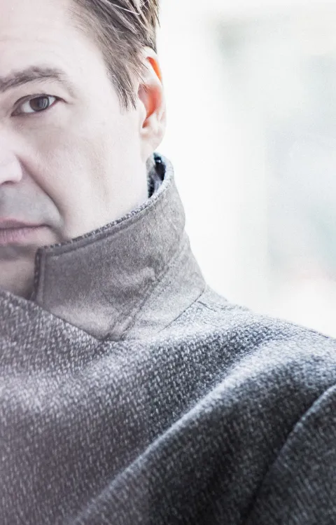 Dekorativt infärgat porträtt av Peter Mattei.