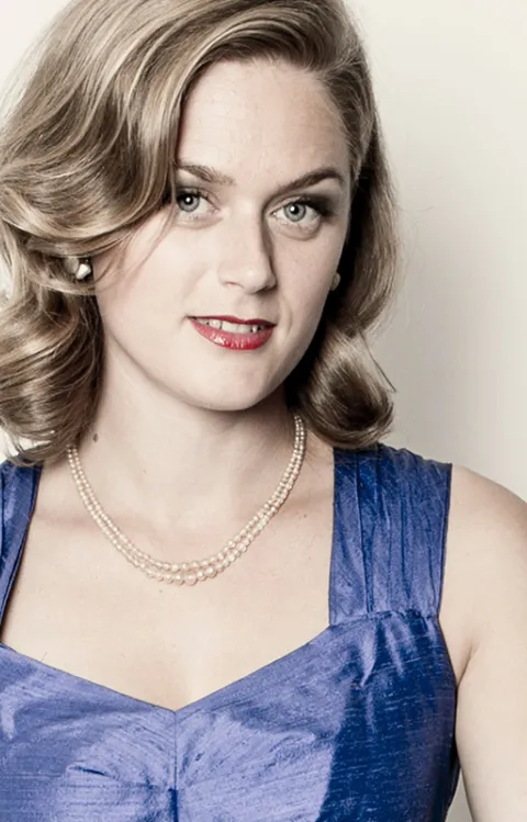 Mimi Terris med mikrofon i sin hand och texten Måndagsmusiken.