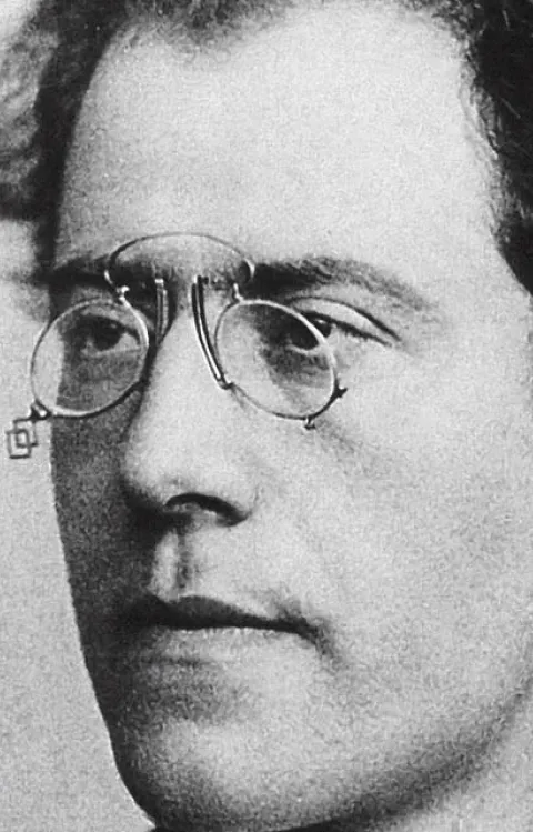 Svartvit bild på man där endast ansiktet syns till konserten Mahler och Döden i Venedig med Malmö Symfoniorkester.