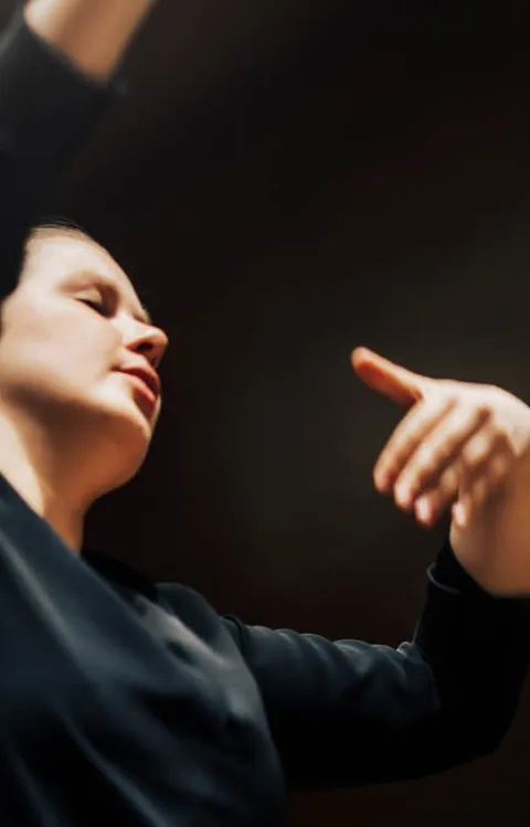 Person med händerna uppe 