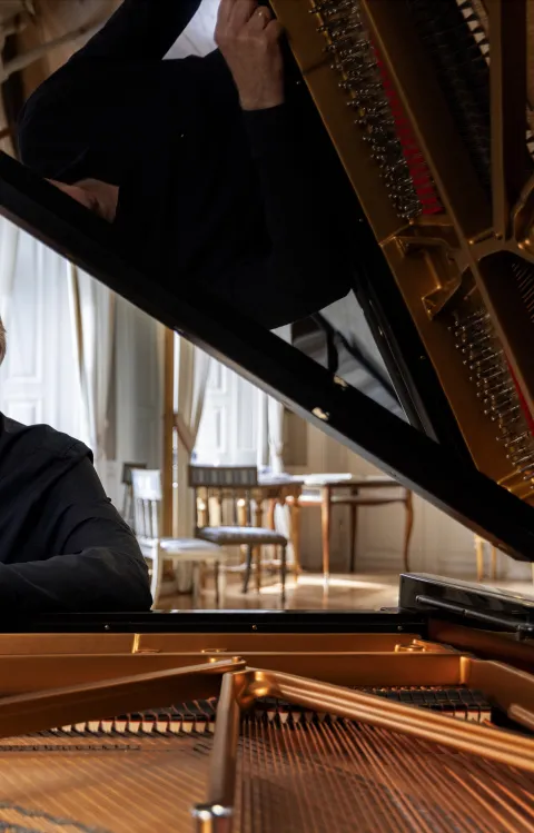 Image of Jan Lundgren sitting down at his piano