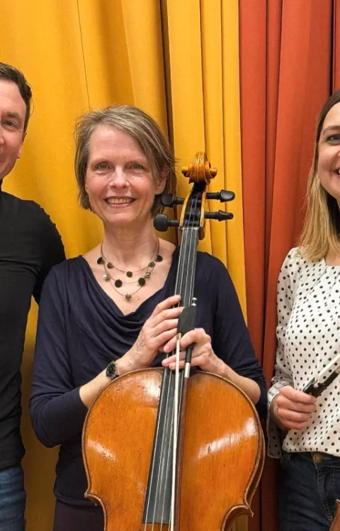 Tre personer med instrument