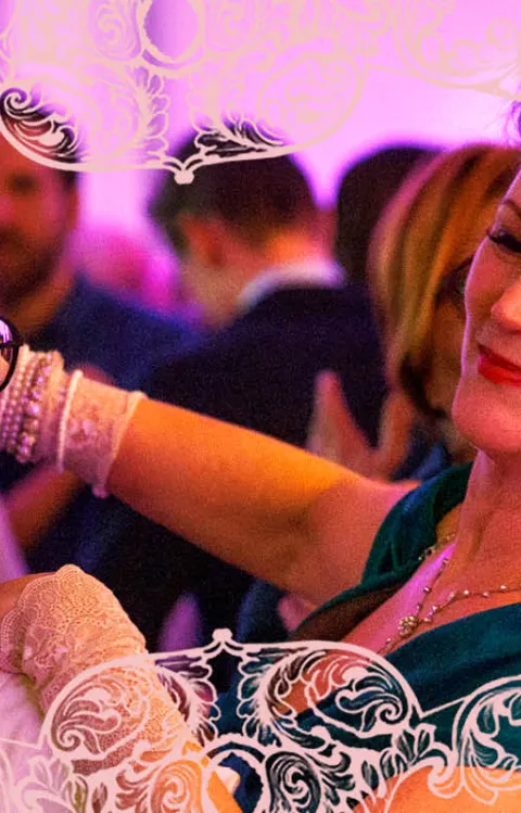 Medryckliga snurrtoner och virvelsprakande valsfnurr fyller salen med glittrigt bubbelprassel när kvällen briserar i musikaliskt tjosan. Valsprassel och marschfladder virvlar runt som dansande ljudbloss medan orkestern sprätter fram med fnitterklang och s