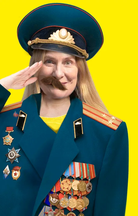 Malmö Möts - Demokrativeckan - Sveriges nästa diktator - en kvinna med mustasch och officer klädsel mot en guld bakgrund