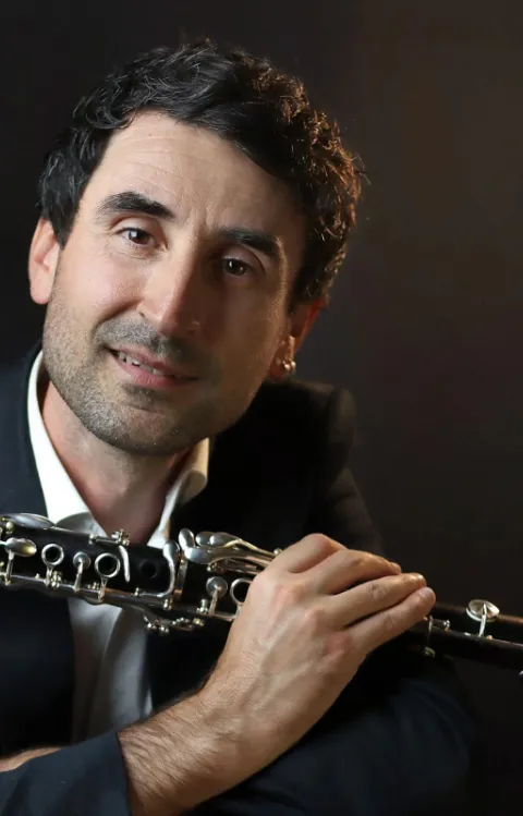 Blagoj Lamjov som håller i en oboe framför en svart bakgrund