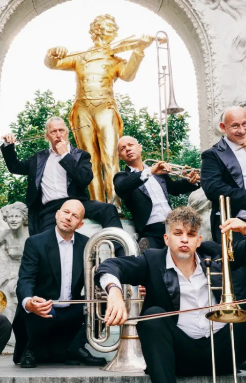 Ett porträtt av gruppen Mnozil Brass med sina instrument