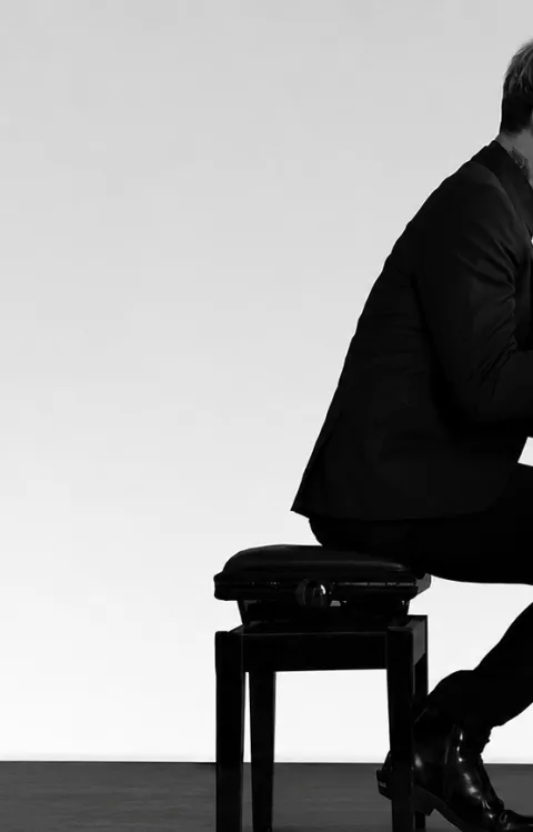 Maxim spelar piano