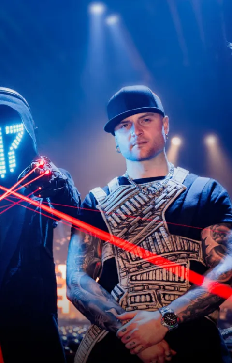 Porträtt av 4 bandmedlemmar i gruppen Smash Into Pieces
