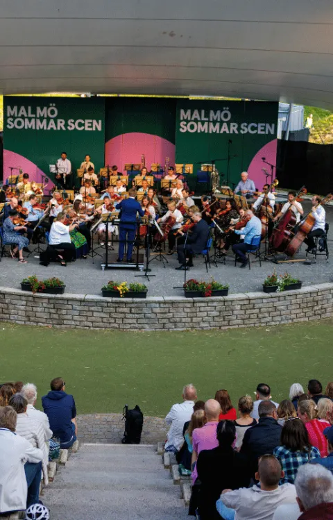 Bilden visar malmö sommarscen med publik och scen 