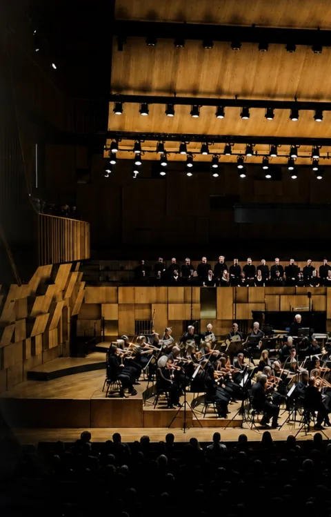 Jonathan Johansson i porträtt till vänster, tillsammans med Malmö SymfoniOrkester på scen i en konsertsal till höger.