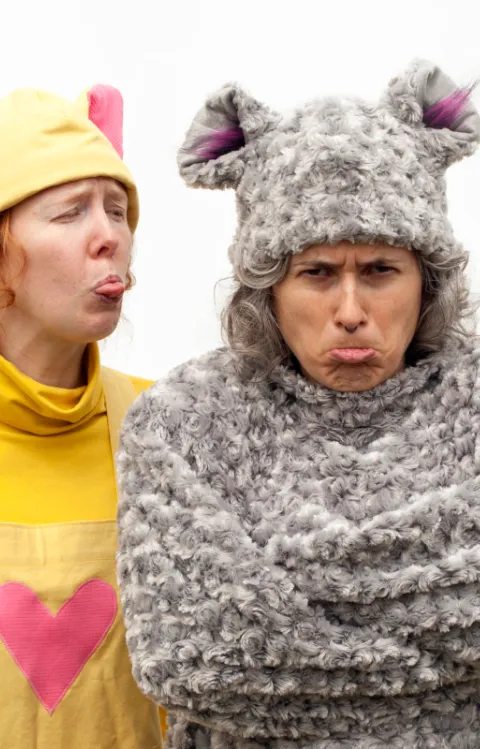 Elin Waileth och Emelie Bardon i sina kostymer en nalle och en katt