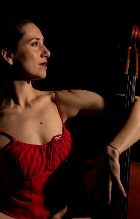 Ett porträtt av Natasha Oteo på cello  