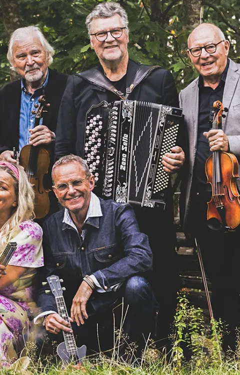 en gruppbild på samtliga medlemmar i Orsa spelmän