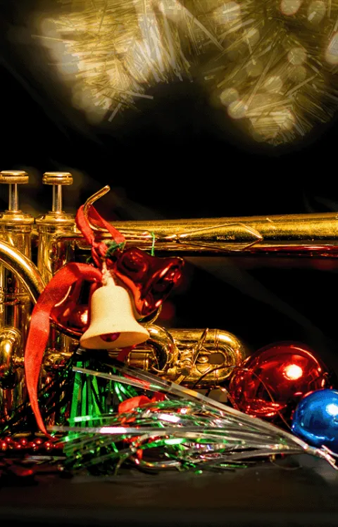 Julgranskulor och instrument med en mörk bakgrund som symboliserar julen