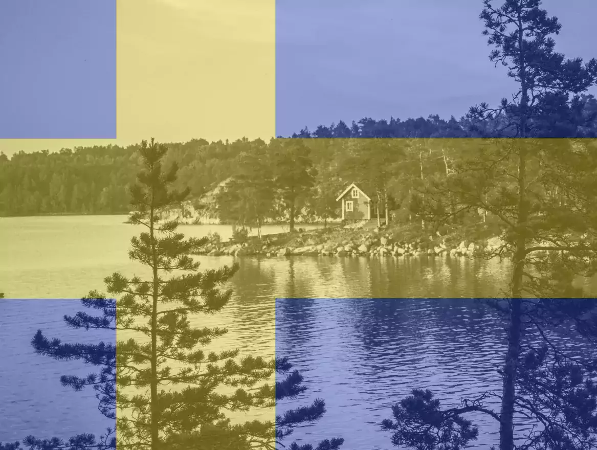 Svensk flagga över landskap