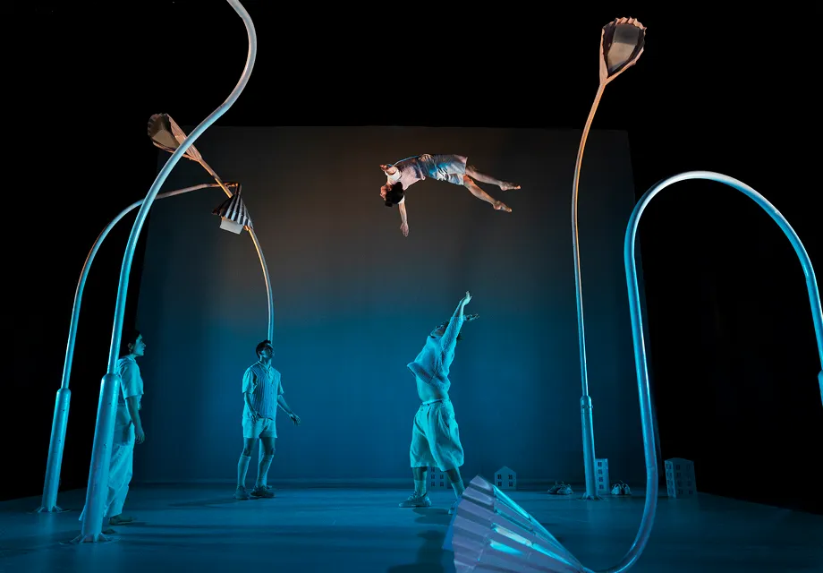 MOLN spelas på Malmö Live och skildrar en akrobatisk diktvärld med Jonathan Johansson