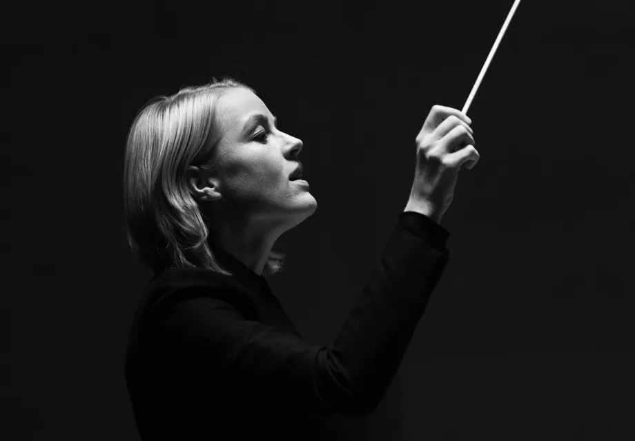 Dekorativ evenemangsbild till konserten Mendelssohns femma med Malmö SymfoniOrkester, jubileumssäsongen 2024–25. Bilden föreställer dirigenten Ruth Reinhardt.